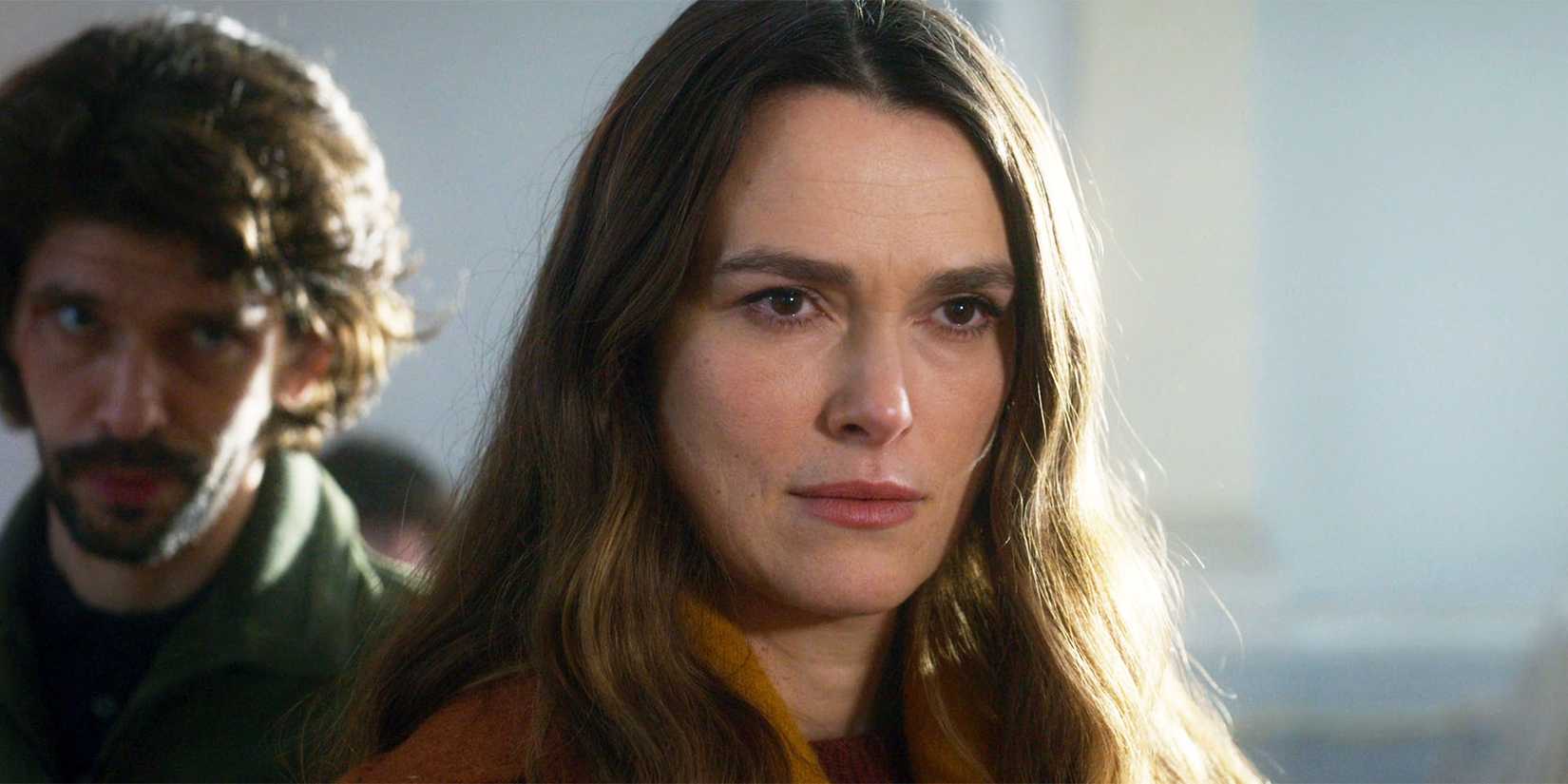 Кейра Нотли и Бен Виншо вместе в 1 сезоне сериала *Black Doves*, 6 эпизод