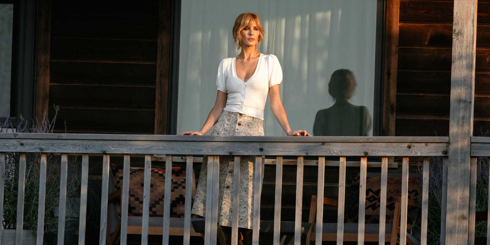 Kelly Reilly as Beth Dutton standing on the porch in Yellowstone season 5 episode 14