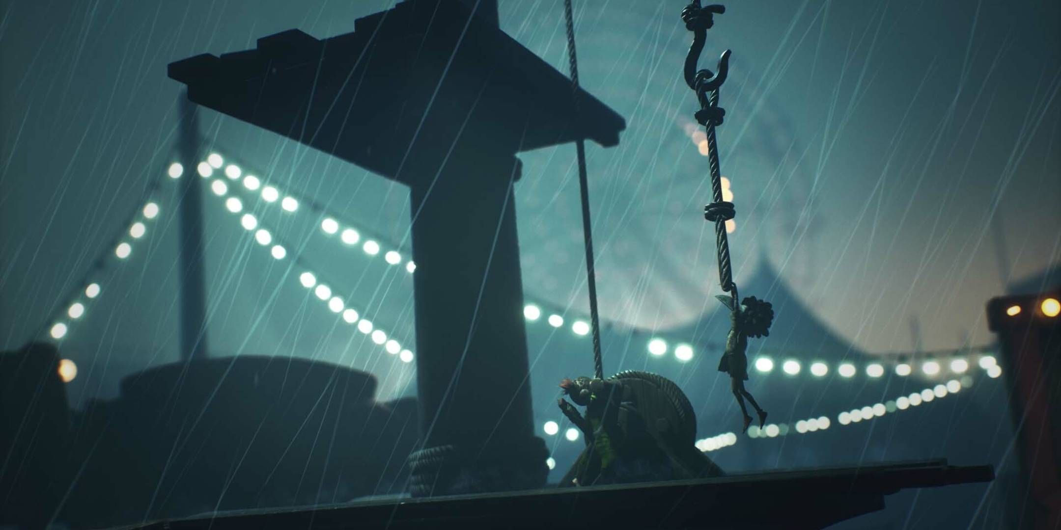 Giocatore che tiene una corda sotto la pioggia in Little Nightmares 3.