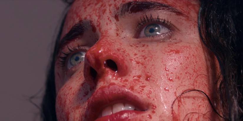 Margaret Qualley coberta de sangue em The Substance