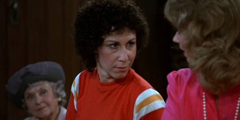 Sra. Littlefield olhando para Carla e Diane em Cheers