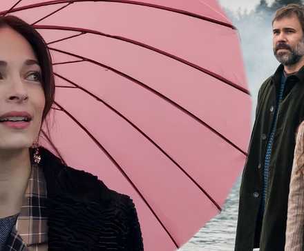 Композитное изображение Кассандры, держащей свой розовый зонтик, рядом с Кассандрой и Карлом, стоящими у озера в «Убийстве в маленьком городке»