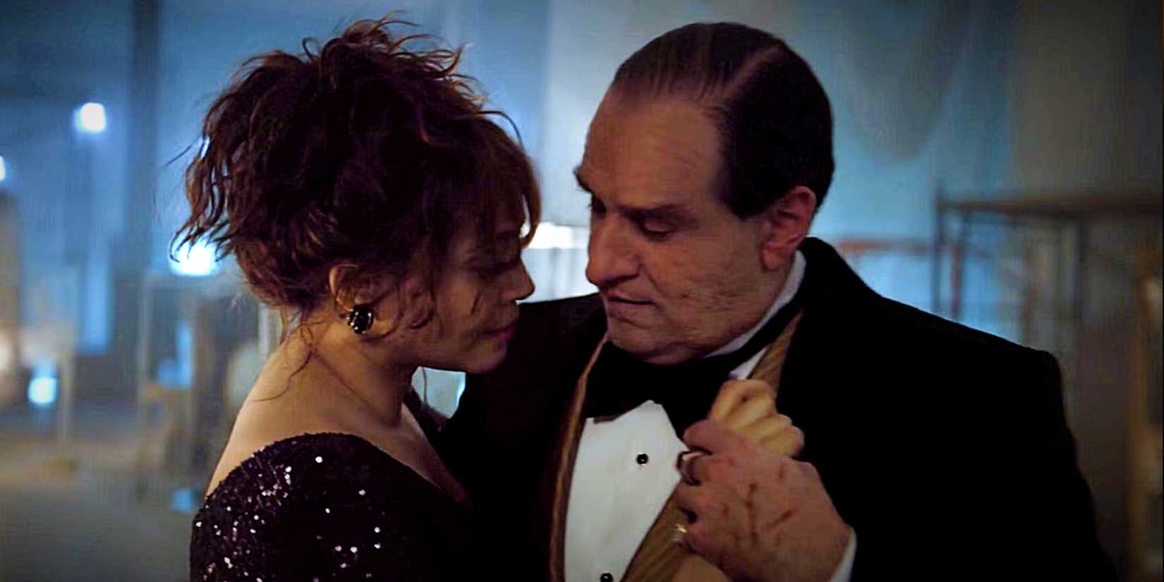Oz Cobb dança com Eve Karlo como sua mãe Francis em The Penguin episódio 8