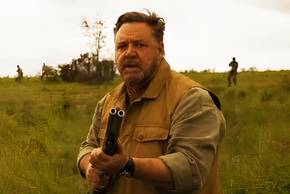 Russell Crowe with a gun in Kraven the Hunter