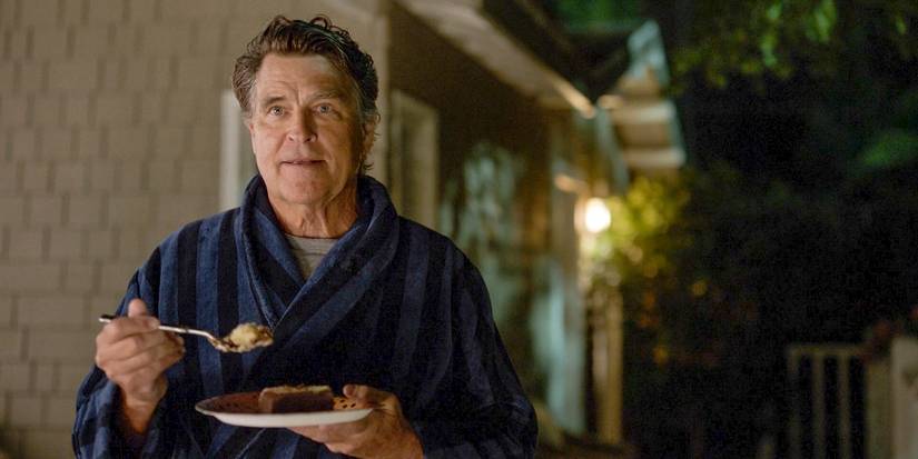 Derek (Ted McGinley) isst mitten in der Nacht Kuchen in Shrinking, Staffel 2, Folge 10