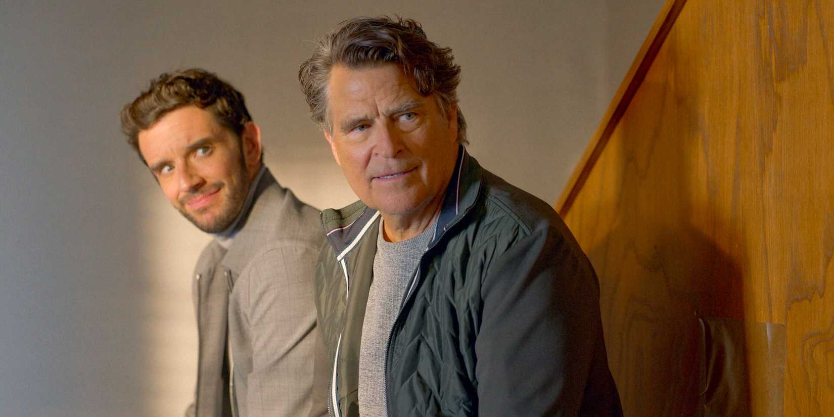 Brian (Michael Urie) und Derek (Ted McGinley) nehmen Sean mit auf die Suche nach einem neuen Platz in Shrinking Staffel 2, Folge 11