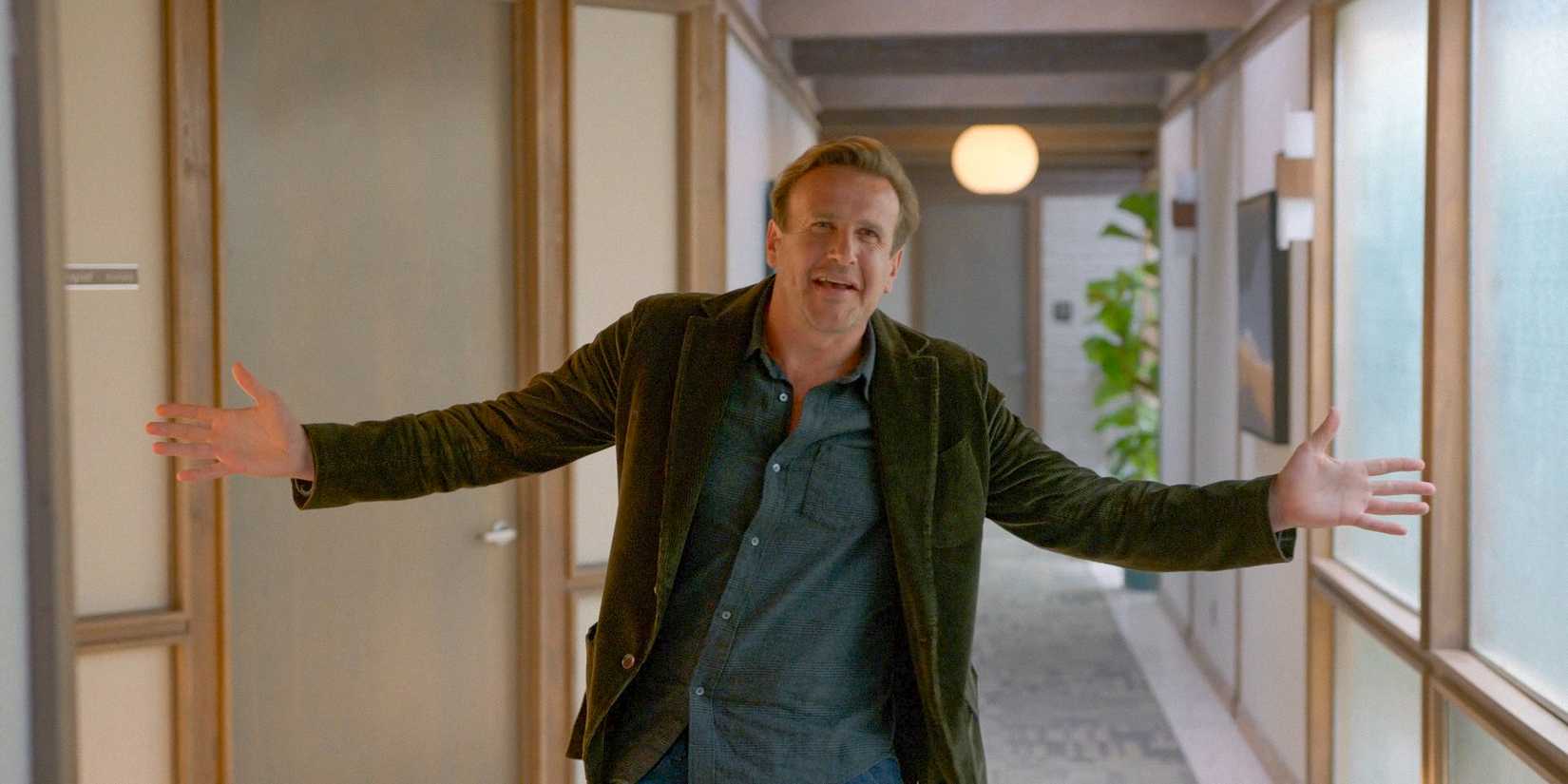 Jimmy (Jason Segel) parece irritado após o conselho de Paul em Shrinking.