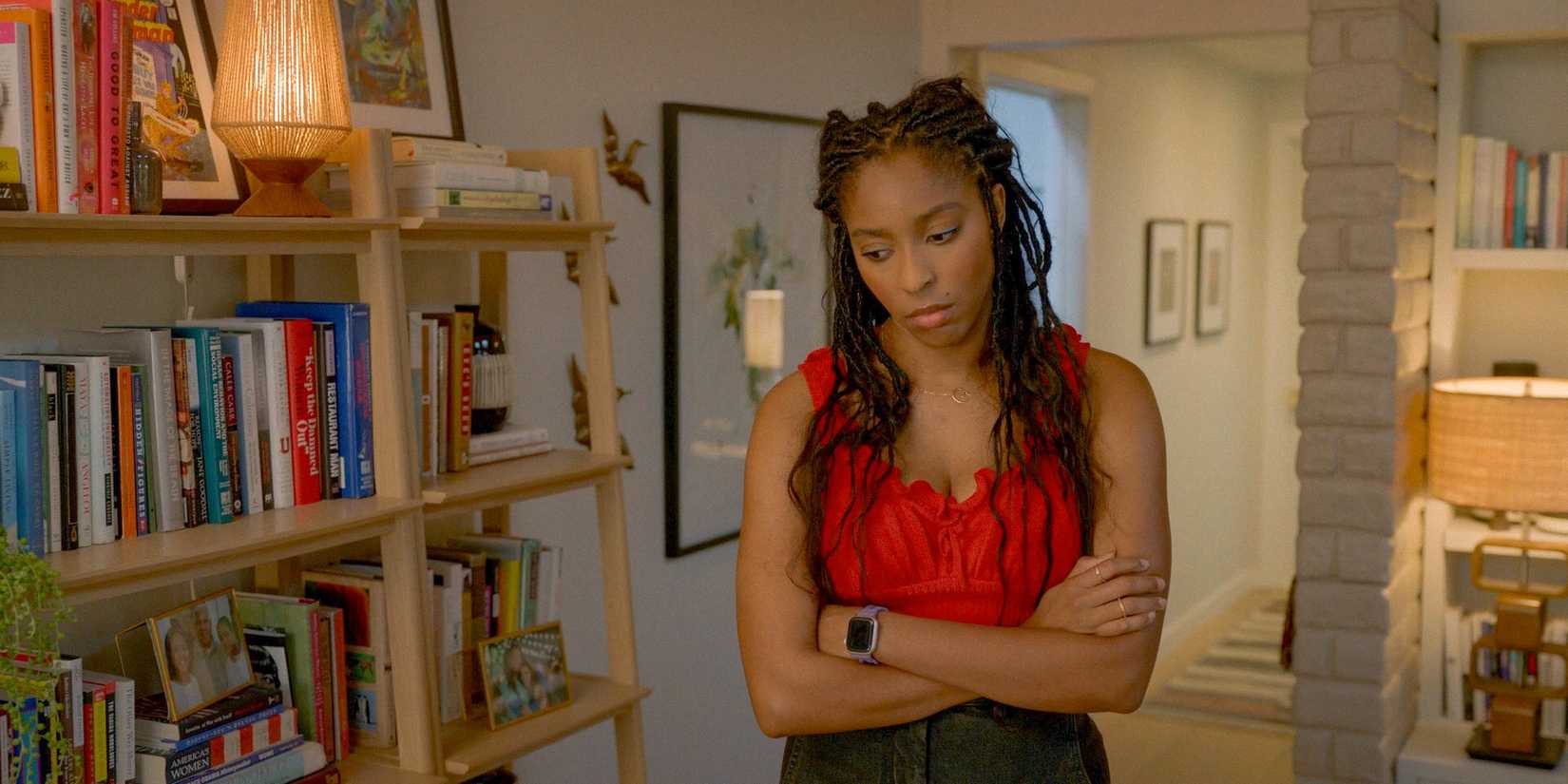 Gaby (Jessica Williams) sieht traurig aus, nachdem sie sich in Shrinking Staffel 2, Folge 11 von Derrick getrennt hat