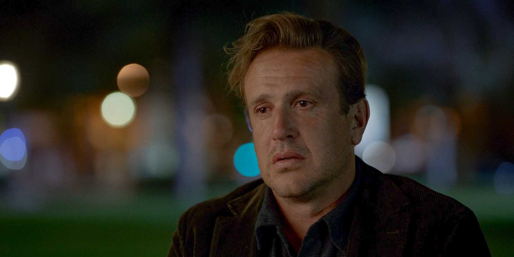 Jimmy (Jason Segel) sieht in Shrinking, Staffel 2, Folge 11, traurig und emotional zerstört aus