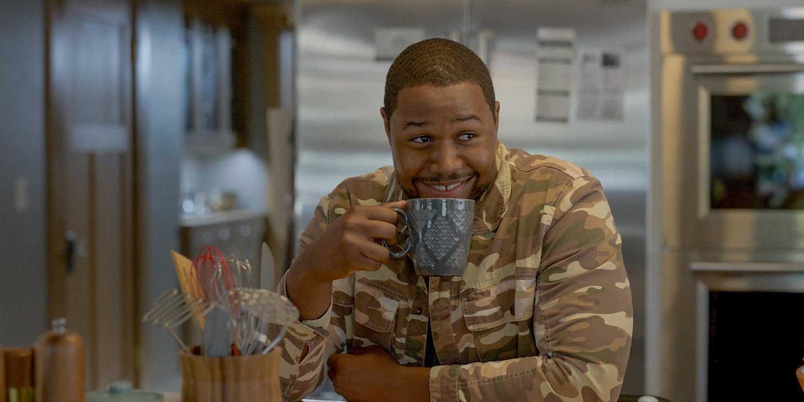 Sean (Luke Tennie) em Shrinking