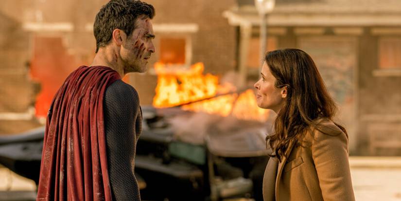 Superman e Lois Lane se olhando na final de Superman & Lois