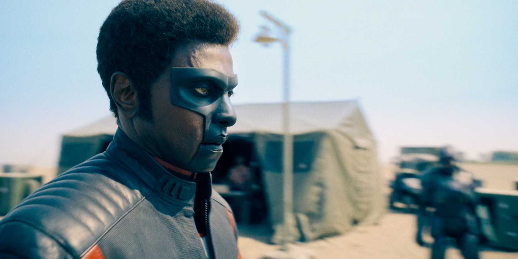 Сцена трейлера *Superman* с Мистером Террификом (Эди Гатеги), смотрящим вдаль