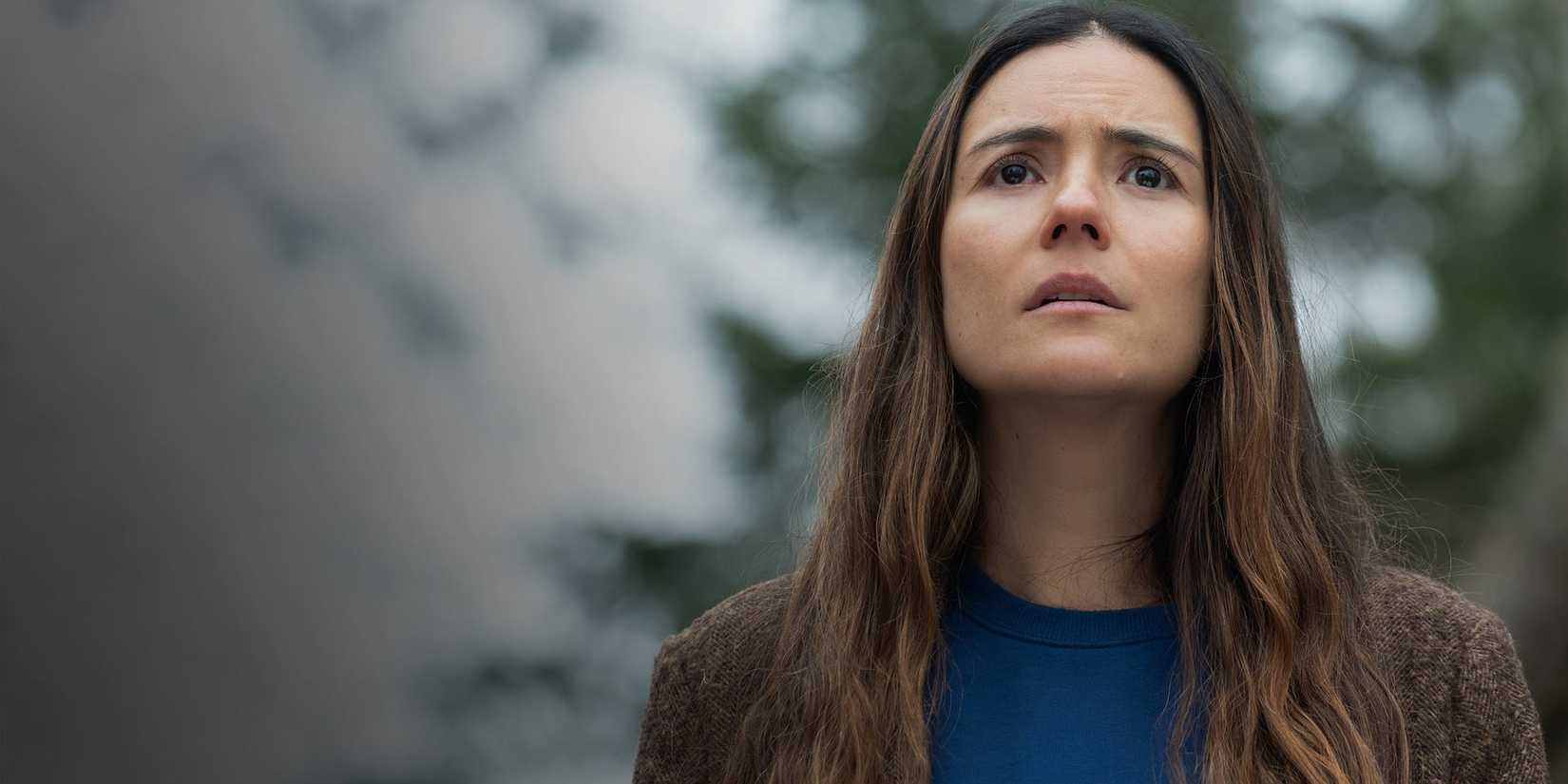 Tabitha (Catalina Sandino Moreno) olhando para cima para a árvore de garrafas em From.