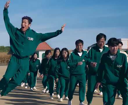 Танос наслаждается игрой "Red Light, Green Light" в Squid Game, сезон 2