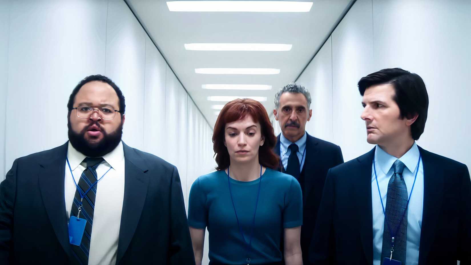 O elenco de Severance caminhando por um corredor em direção à câmera no trailer da segunda temporada.