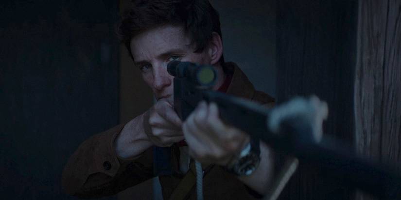 The jackal (Eddie Redmayne) is targeting a sniper rifle on the day of the Chacal season 1 EP 5 