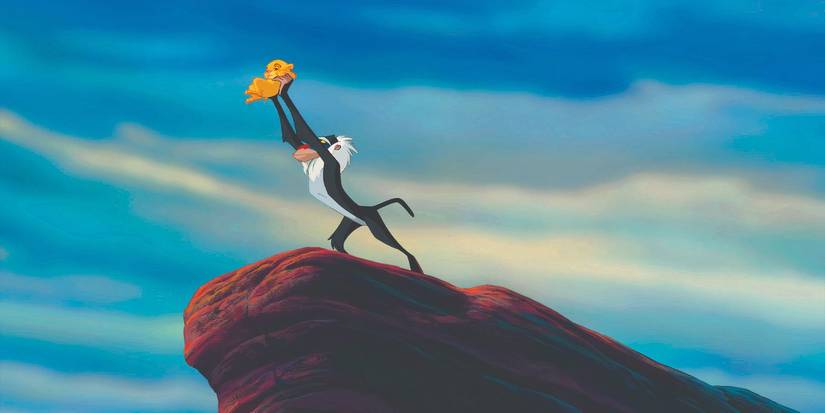 Rafiki segura um filhote de Simba em O Rei Leão