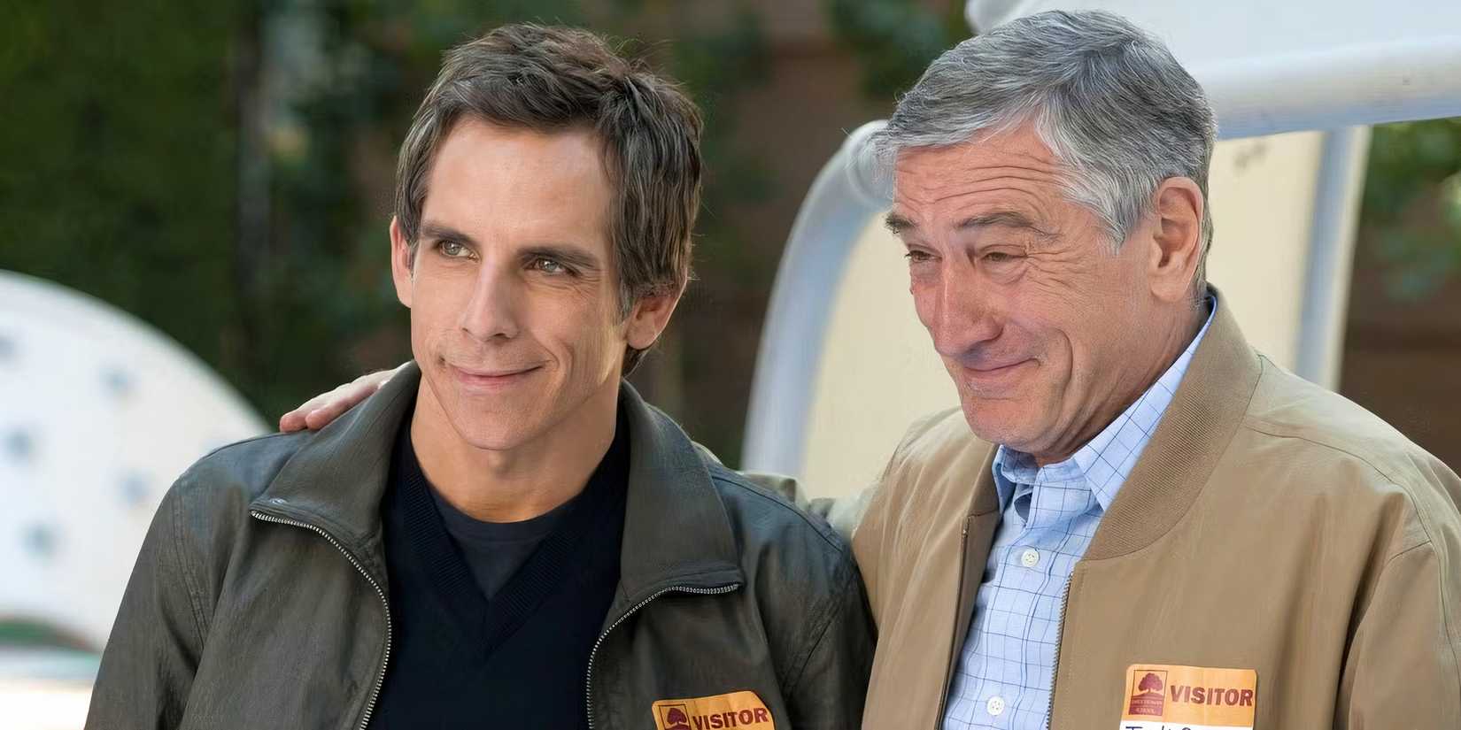 Бен Стиллер и Роберт Де Ниро стоят рядом в фильме *Little Fockers*