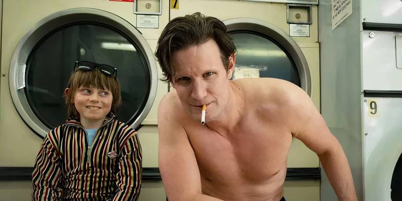Matt Smith com um cigarro na boca, ao lado de um jovem, em The Death of Bunny Munro.
