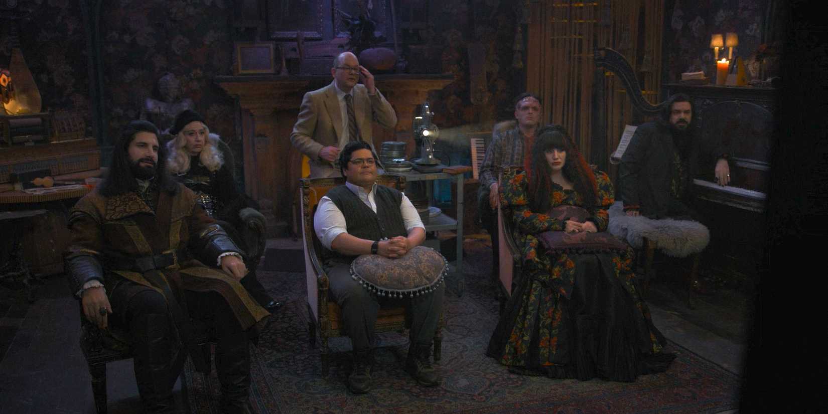 Os vampiros mostram a Guillermo gravações antigas de um de seus documentários anteriores que nunca foram lançados em What We Do in the Shadows Season 6 Ep 11