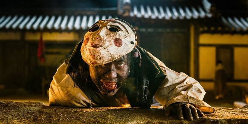 Uno zombie con maschera si avvicina a qualcuno in Kingdom.