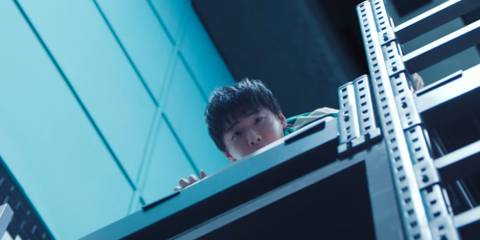 David Lee as Park Min-su peeking down from a bed in Squid Game
