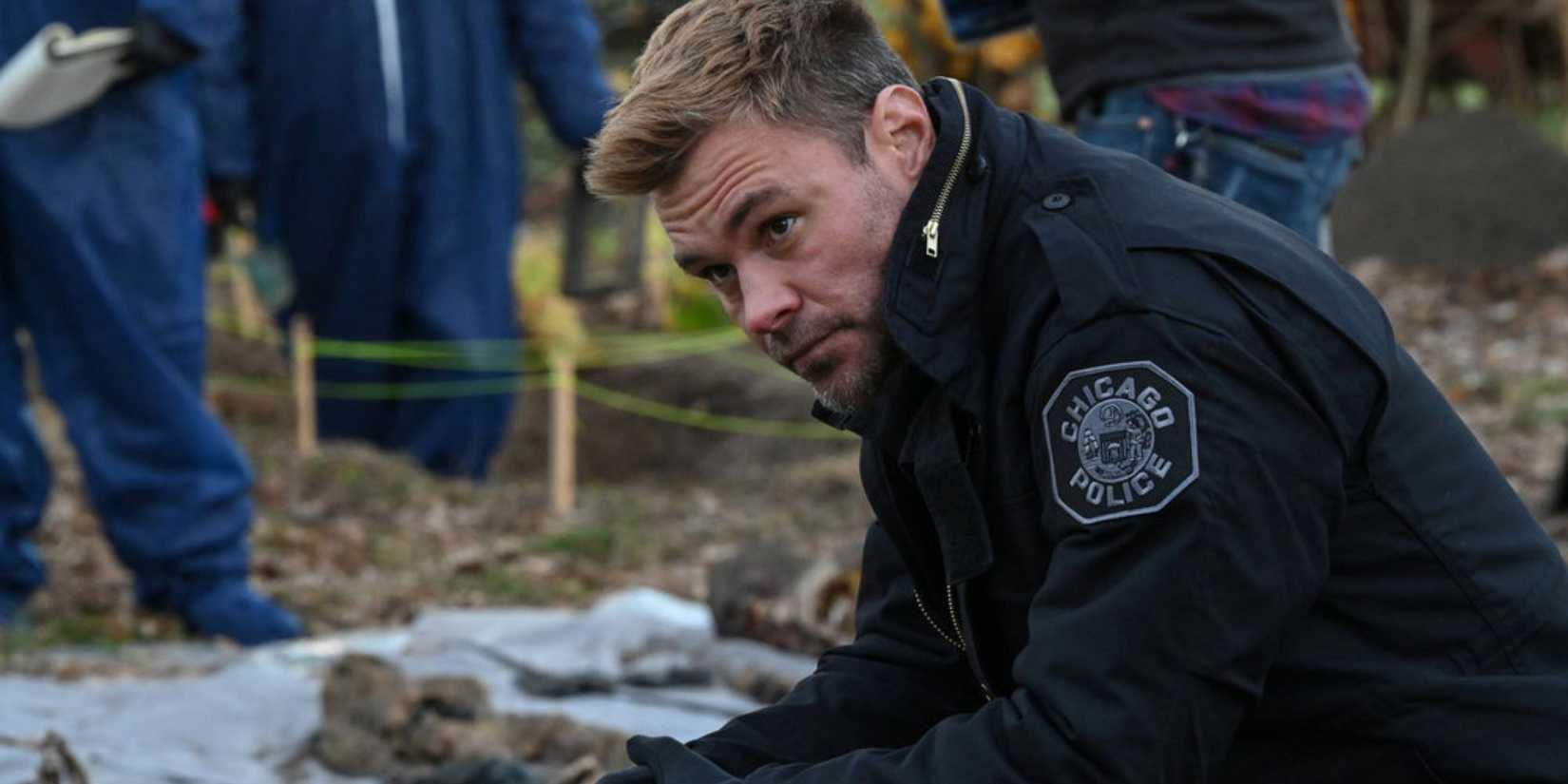 Adam Ruzek em Chicago PD ajoelhado perto de restos mortais de vítimas.