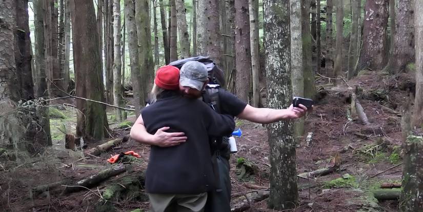 temporada 4 de Alone, dois competidores se abraçam.