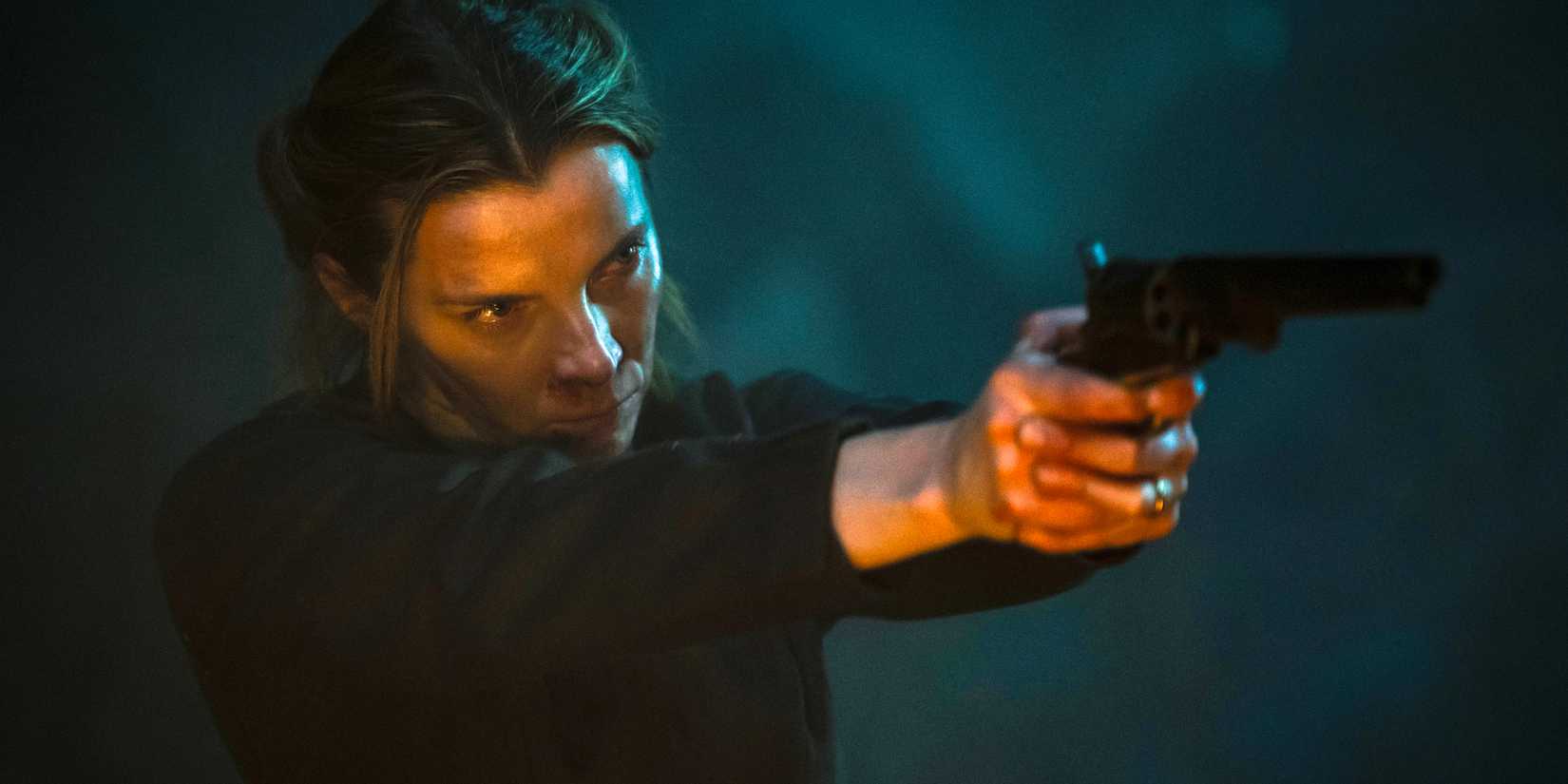 Sara Roswell (Betty Gilpin) pointing a gun in American Primeval