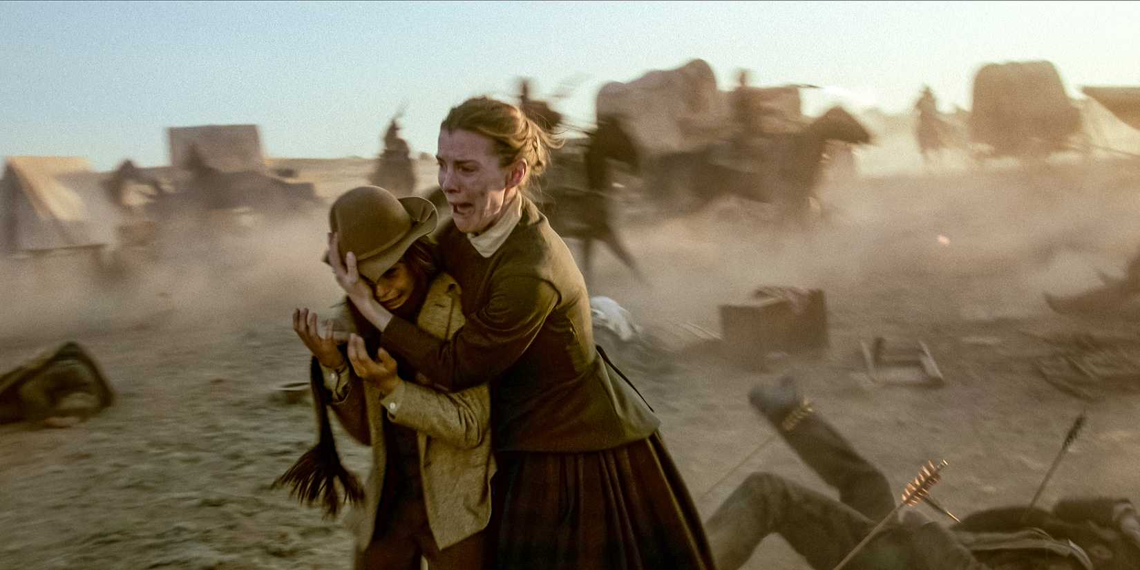 Uma mulher protege seu filho de um ataque em American Primeval
