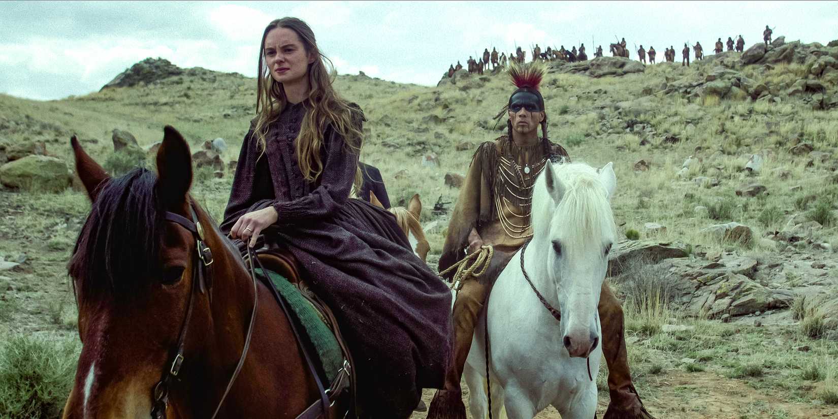 Une femme monte à côté d'un Amérindien