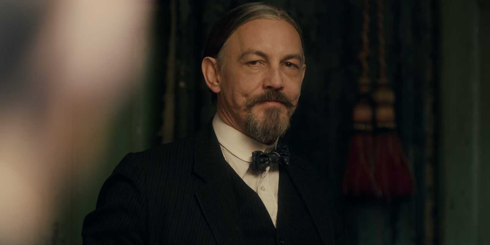 Arthur Shelby Sr. (Tommy Flanagan) em Peaky Blinders Temporada 1, episódio 5