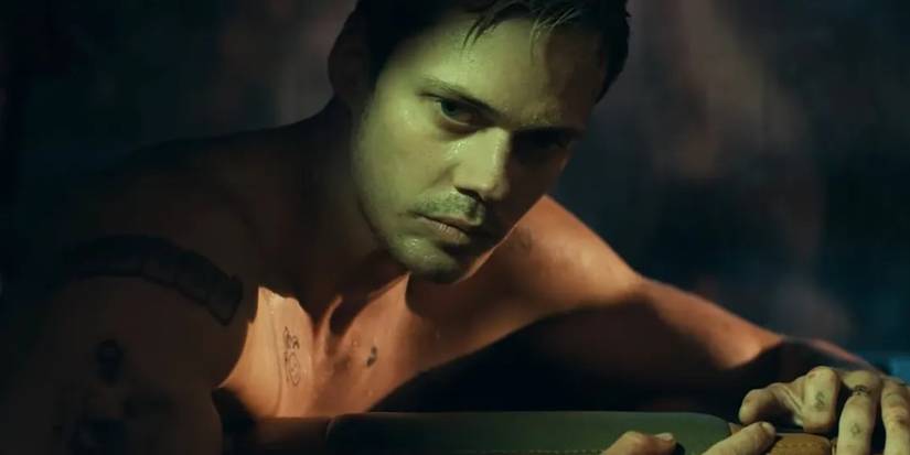 Билл Скарсгард, потный и задумчивый, в фильме "Locked"