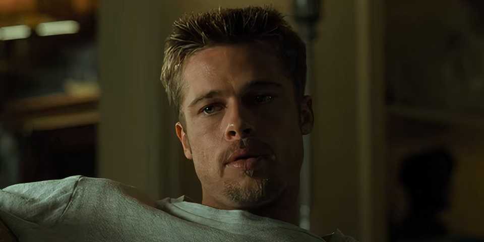 Brad Pitt as David Mills sitting casually in Se7en