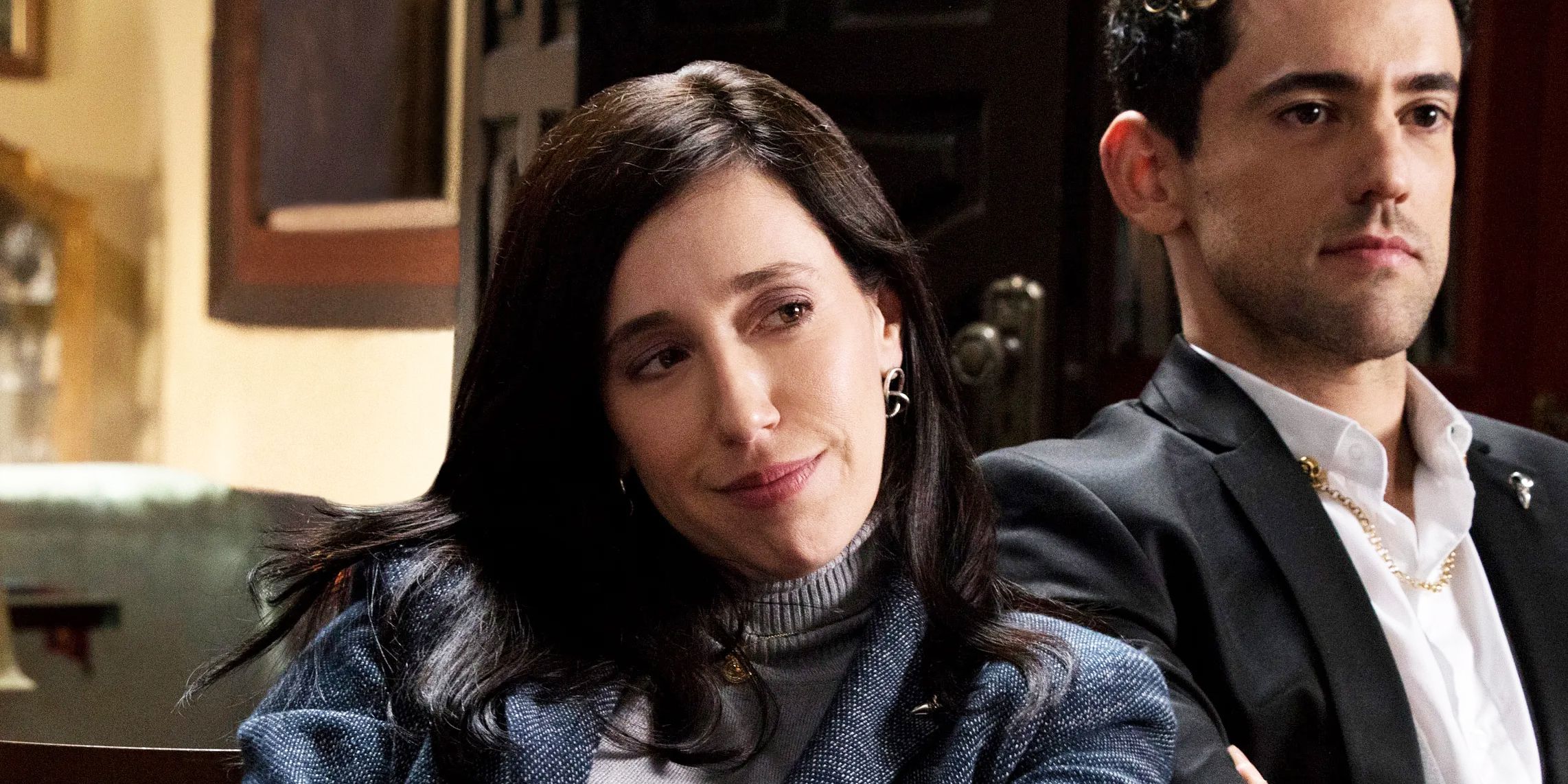 Club de Cuervos - Isabel Iglesias with Chava in the background