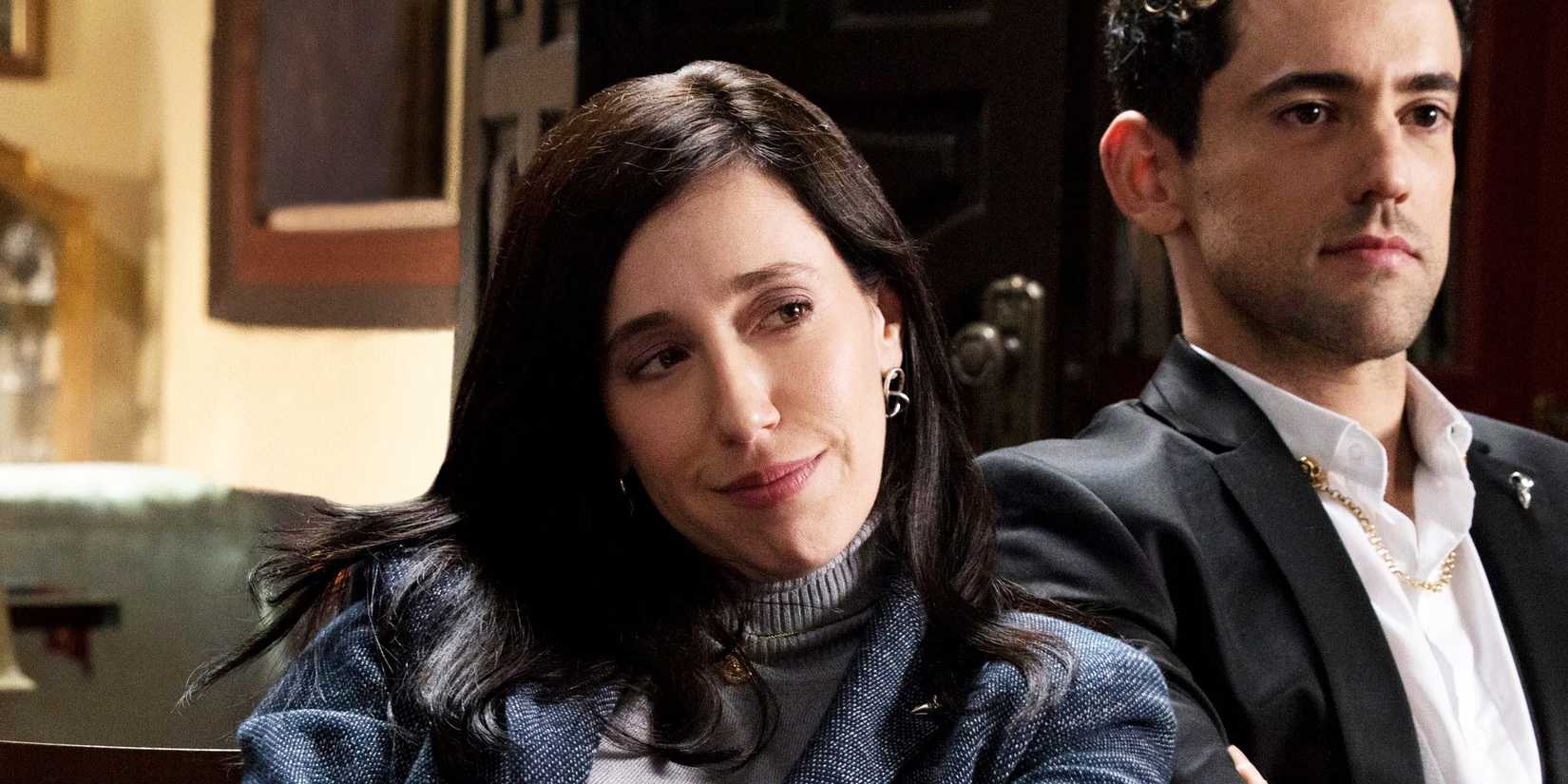Club de Cuervos Isabel Iglesias with Chava in the background