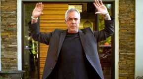 Harry raising his arms up in Bosch: Legacy