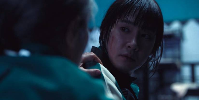 Хён-джу (Пак Сын-хун) смотрит на Гём-джу (Канг Э-шим) в "Игре в кальмара".