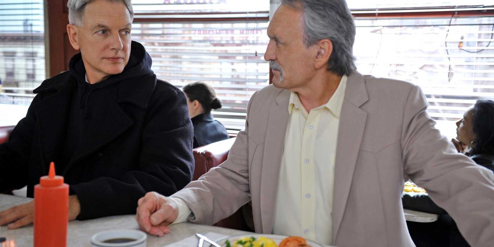 Muse Watson as Mike Franks and Mark Harmon as Gibbs sitting at a diner together