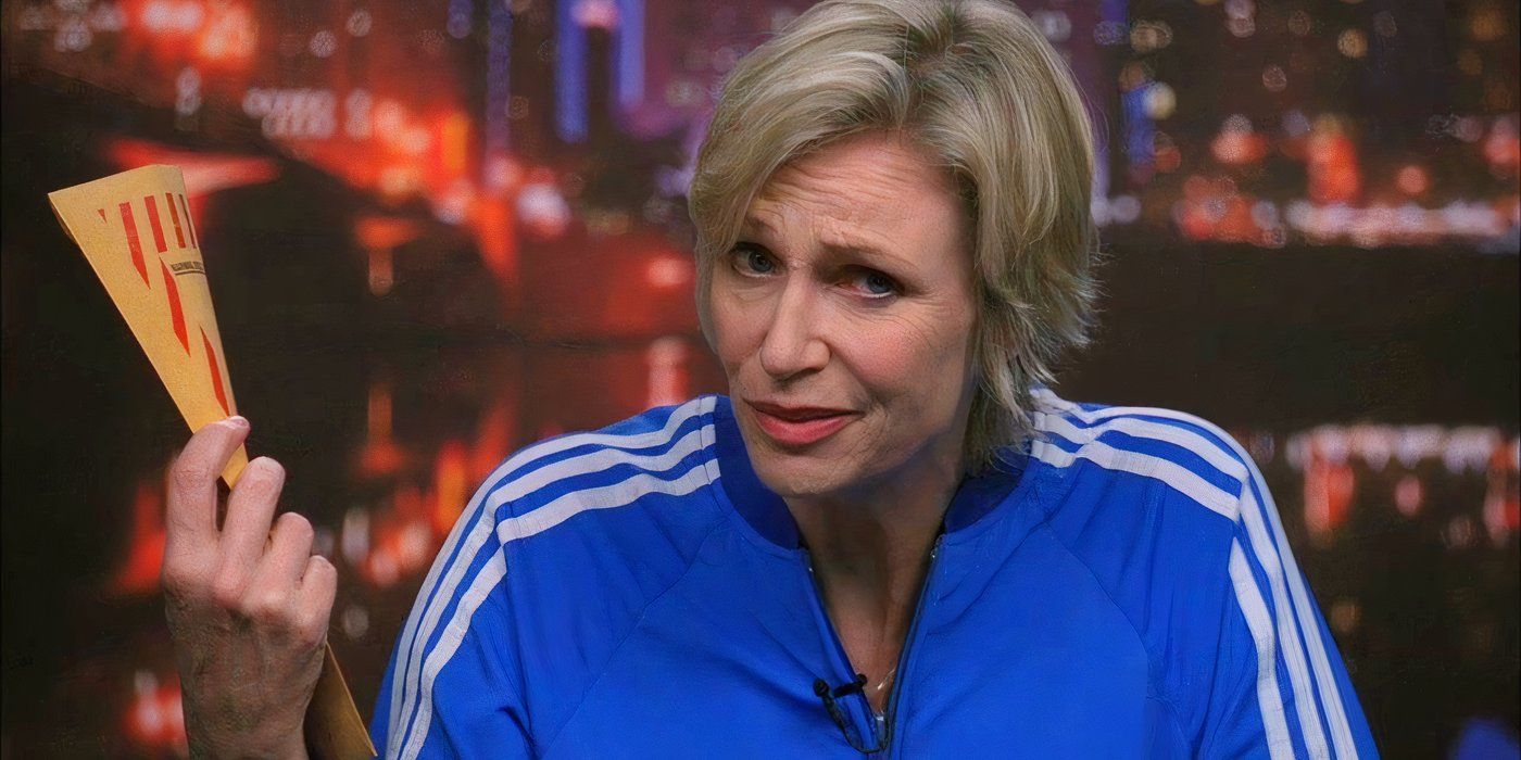 Jane Lynch nei panni di Sue Sylvester con un volantino dal suo scrittoio in Glee