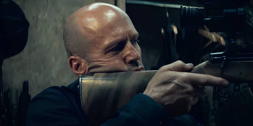 Jason Statham aiming a rifle as Levon in A Working Man