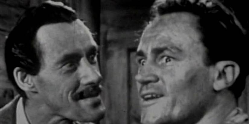 John Carradine e E.G. Marshall se olham com expressões enlouquecidas.