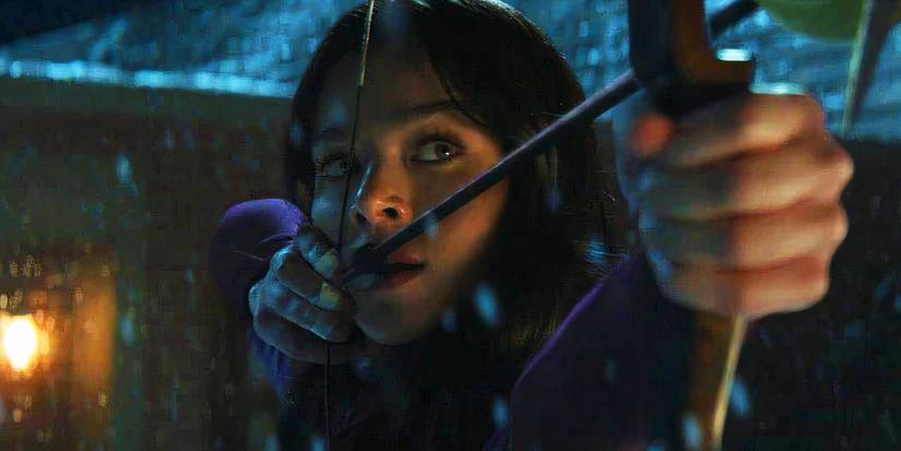 Kate Bishop atirando na Torre Stane em Gavião Arqueiro