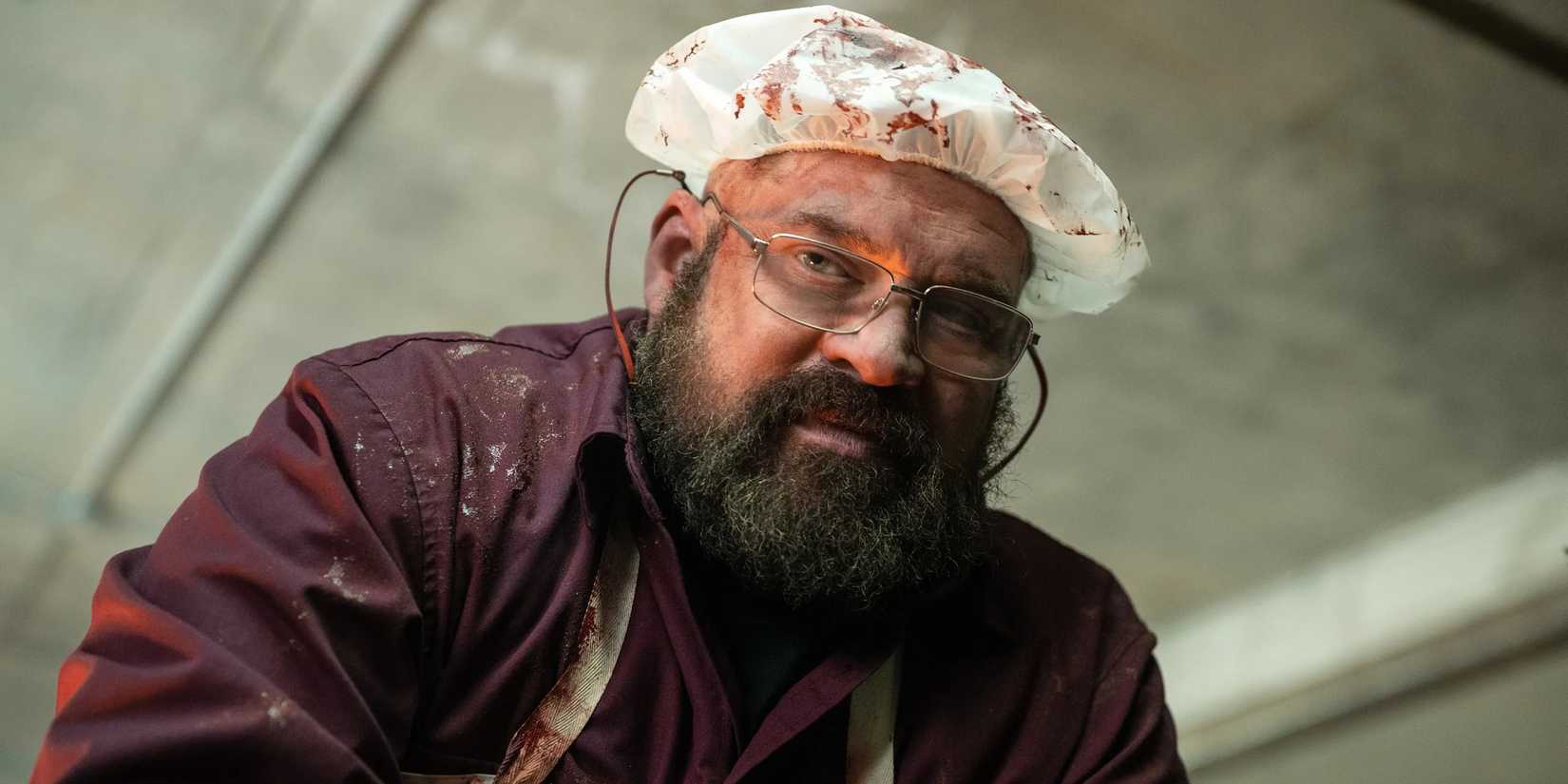 Tom Cullen (Brad William Henke) olhando para baixo no estande (2020)