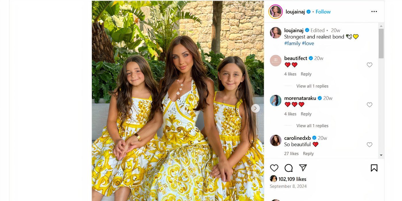 Lujjin Adada de Dubai Blang con un vestido amarillo con sus dos hijas