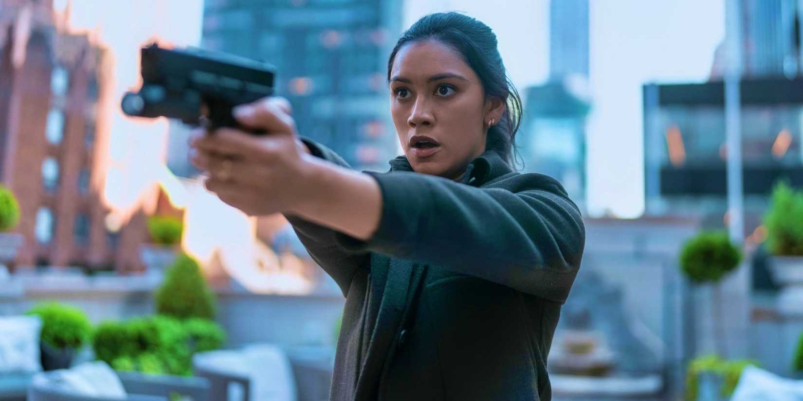 Luciane Buchanan como Rose apontando uma arma em The Night Agent