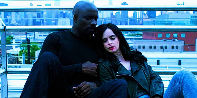 Luke Cage e Jessica Jones em uma cobertura