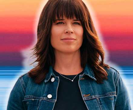 Мэгги из 3-го сезона *The Lincoln Lawyer* стоит перед закатом