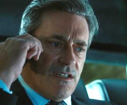 Монти (Джон Хэмм) в гневе, разговаривающий по телефону в 8-м эпизоде первого сезона "Лэндмен"