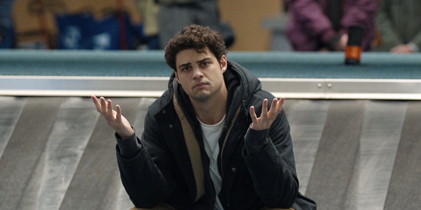 Noah Centineo como Owen em um aeroporto na temporada 2 de The Recruit